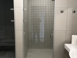 Душевые распашные двери